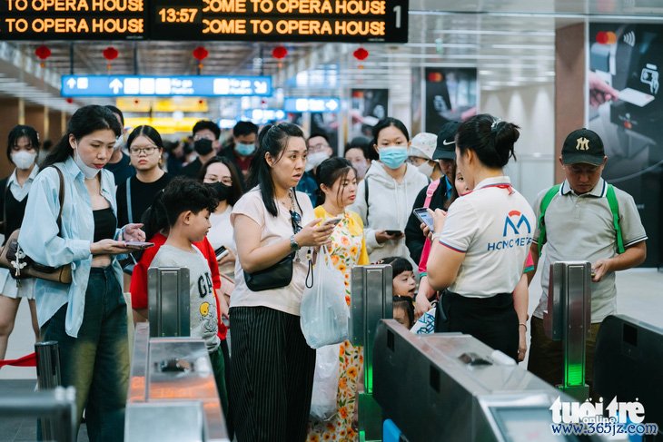 Mùng 2 Tết， người dân TP.HCM đến đường hoa - Ảnh 13.