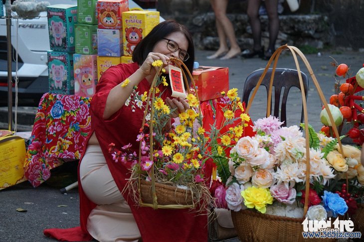 Chơi Tết phố cổ， người Hà Nội check-in với toa tàu điện cũ và xe cub ‘kim vàng giọt lệ’ - Ảnh 6.