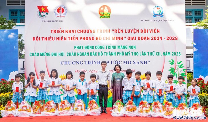 Nhiều học sinh khó khăn được tặng quà và lì xì nhờ chương trình nuôi heo đất - Ảnh 3.