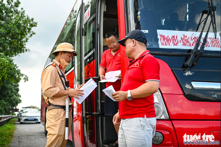 Xe khách， ô tô con， xe máy chở quá số người quy định sẽ bị phạt nặng - Ảnh 1.