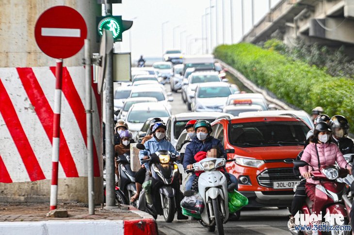 Người dân hối hả trở lại Hà Nội dù chưa hết nghỉ Tết， cửa ngõ kẹt cứng - Ảnh 7.