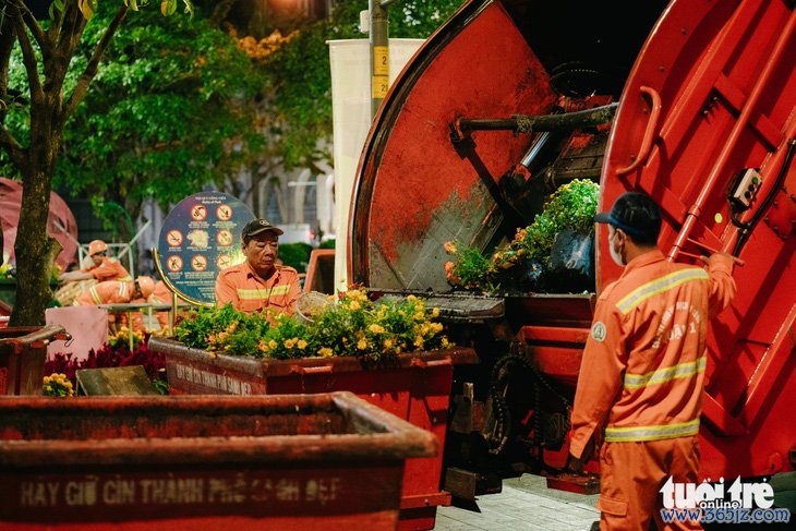 Đường hoa Nguyễn Huệ hoàn thành nhiệm vụ. Gấp rút dọn dẹp xuyên đêm trả mặt bằng phố đi bộ.  - Ảnh 7.