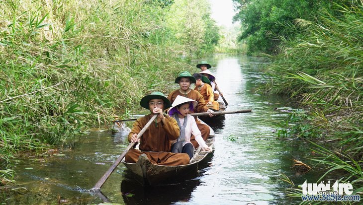 Du khách thích thú khi về rừng U Minh nghe chuyện rắn hổ mây khổng lồ - Ảnh 2.