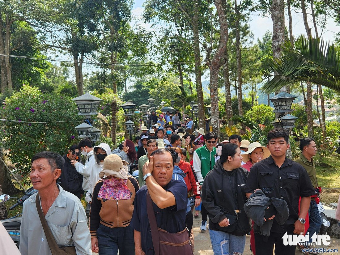 Hàng ngàn người về ‘nóc nhà miền Tây’， giá vé các loại tăng mạnh? - Ảnh 12.